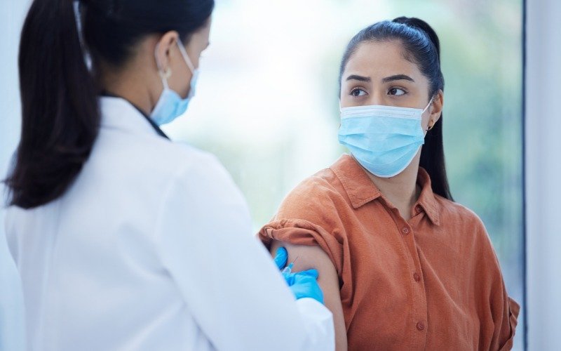 Image of a person consulting a wellness nurse.
