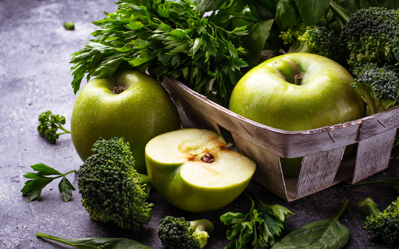 Image of vegetables and fruits that can be used for a detox