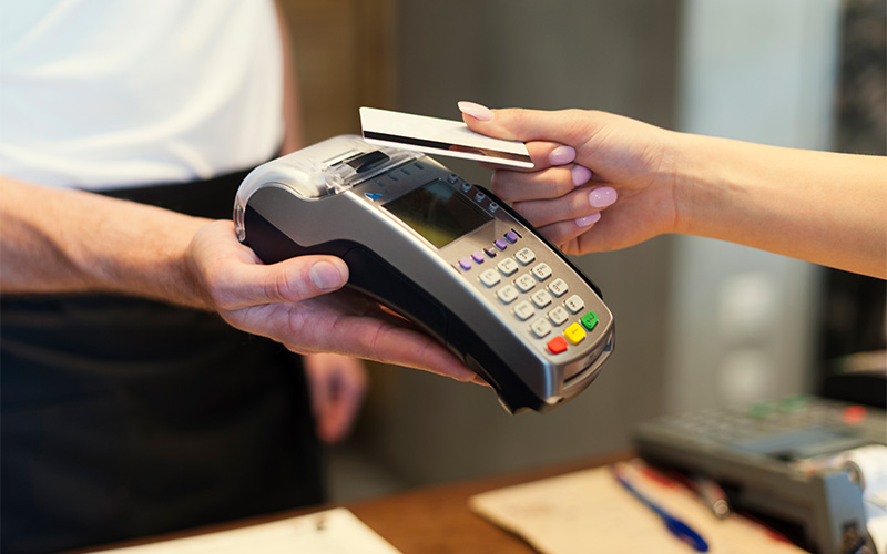 Why Singapore’s Best Restaurants Are Going Cashless Customer tapping card on contactless payment