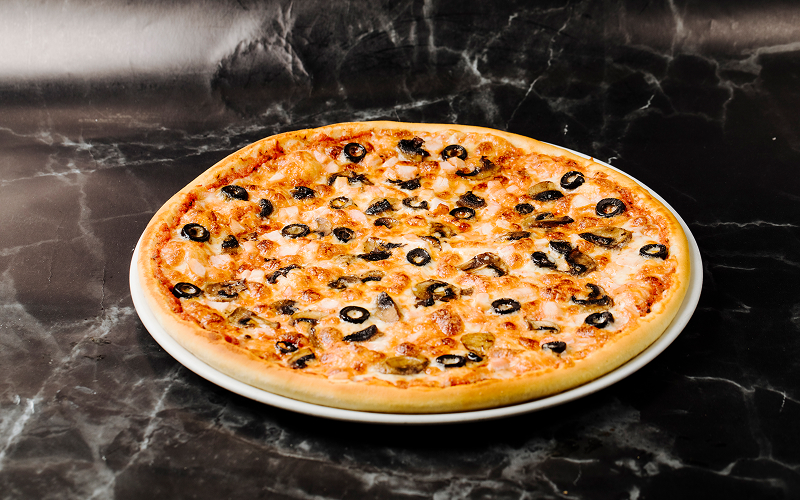 Image of a plate of freshly baked pizza.