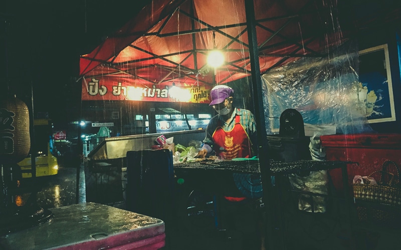 hawkers/stalls in the street after dark