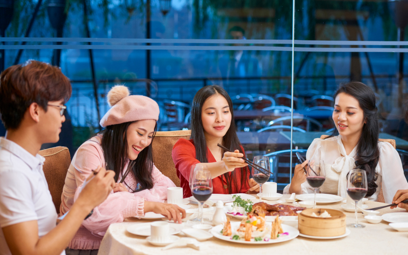 5 Best Budget-Friendly Restaurants in Singapore for Students A group of students eating at a restaurant