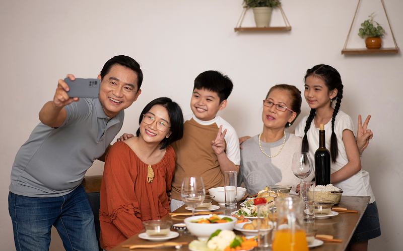 The 5 Best Halal Dishes in Singapore for Celebration Dinners and Special Occasions at Home Asian family and relatives enjoying a dinner together